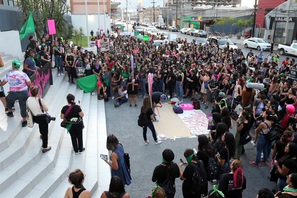 Las jóvenes iniciaron su protesta afuera de las oficinas de la Fiscalía General del Estado.