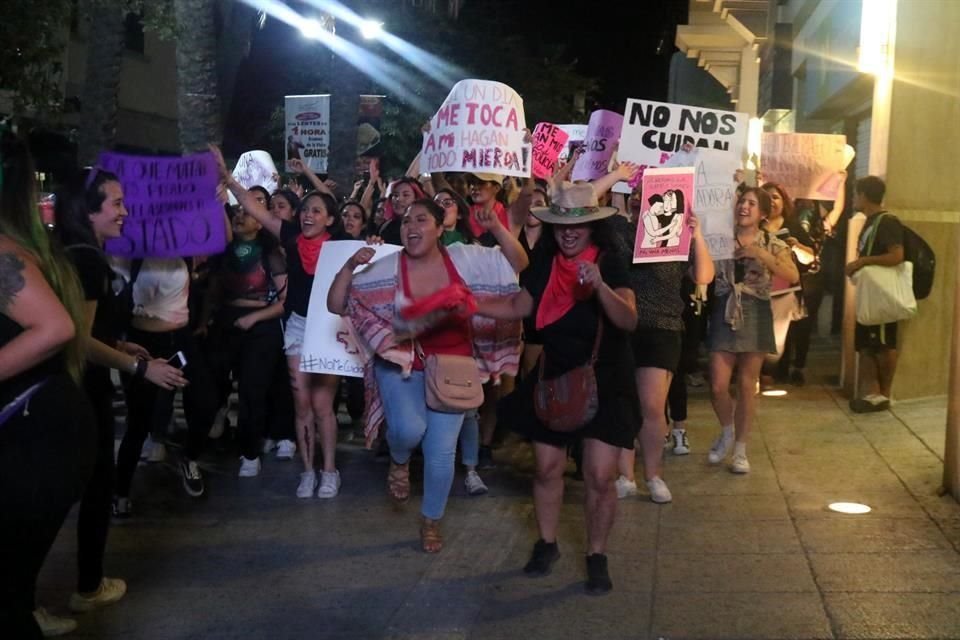 Unas mil mujeres marcharon por el Centro regio, como parte de un movimiento nacional contra la violencia de género.