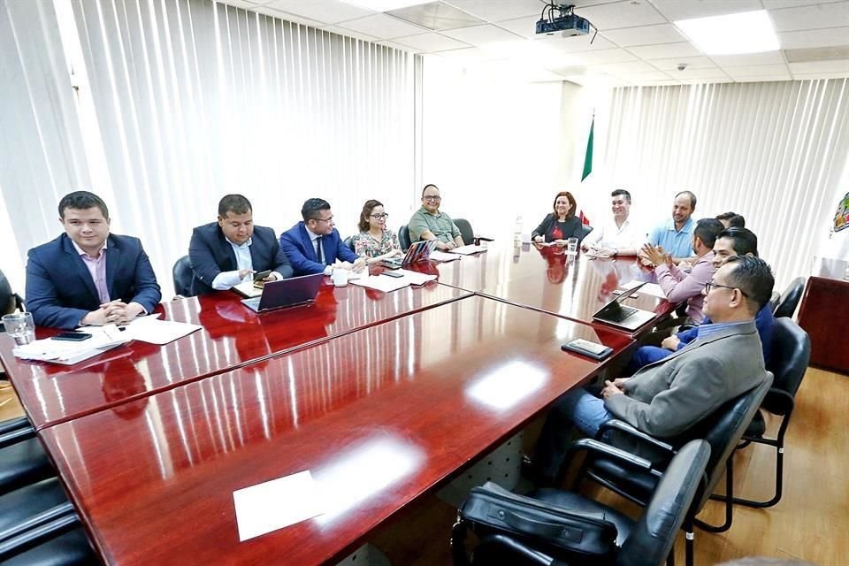 Félix Arratia (tercero de izq. a der.), asesor del Senador Samuel García participó en reunión convocada el jueves por el Diputado Arturo Bonifacio de la Garza.