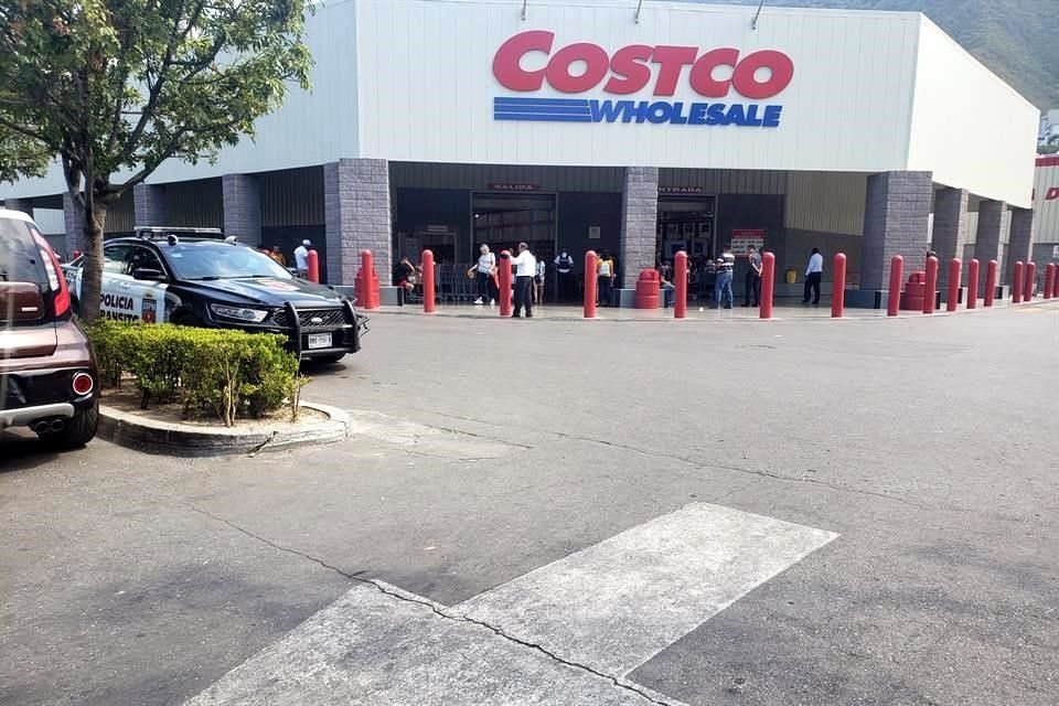 De acuerdo con una fuente, el atraco fue cometido a las 13:50 horas en el estacionamiento de la tienda Costco, ubicada en Lázaro Cárdenas y Pedro Ramírez Vázquez.
