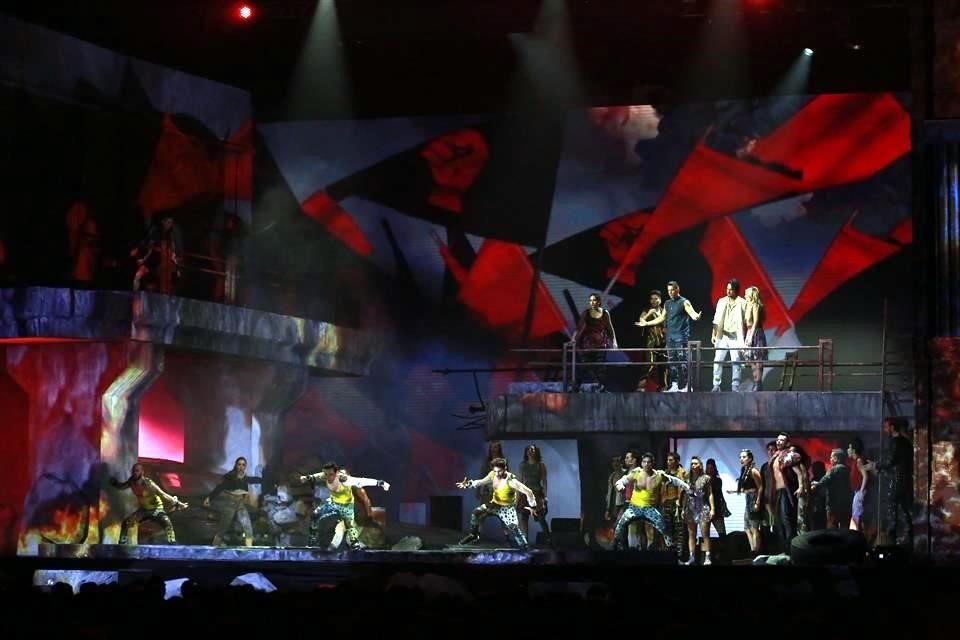 Una treintena de actores, bailarines y cantantes acompañan a los estelares en escena.