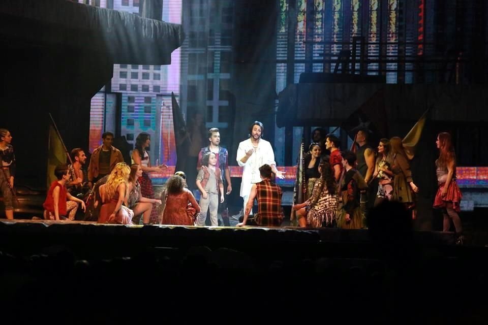 En la obra actúan Beto Cuevas como Jesucristo, Erick Rubín como Judas, y María José como María Magdalena.