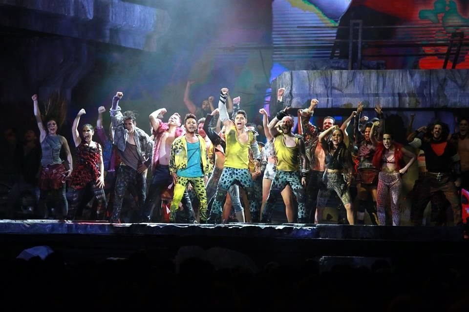 A lo largo de 49 años, el musical ha tenido innumerables montajes profesionales Broadway y el West End.