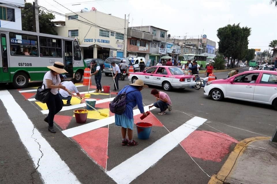 Vecinos, funcionarios de la Alcaldía y estudiantes de la licenciatura en urbanismo de la UNAM agarraron la brocha para intervenir la Avenida Manuel Cañas
