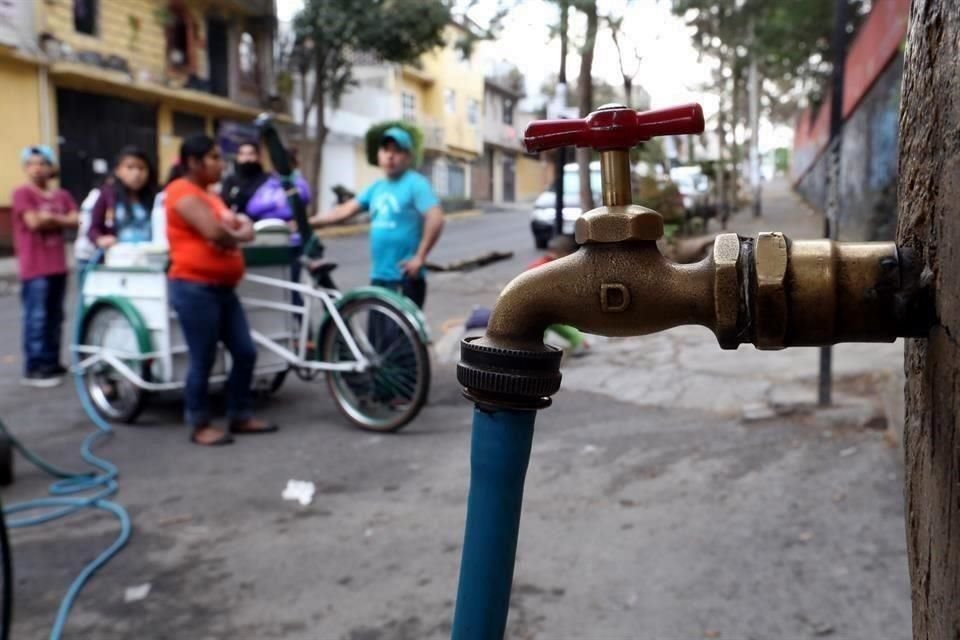 'Tomando en cuenta que hoy más que nunca el agua debe usarse para atender las necesidades básicas de las personas, se debe disminuir al máximo su desperdicio', sostuvo.