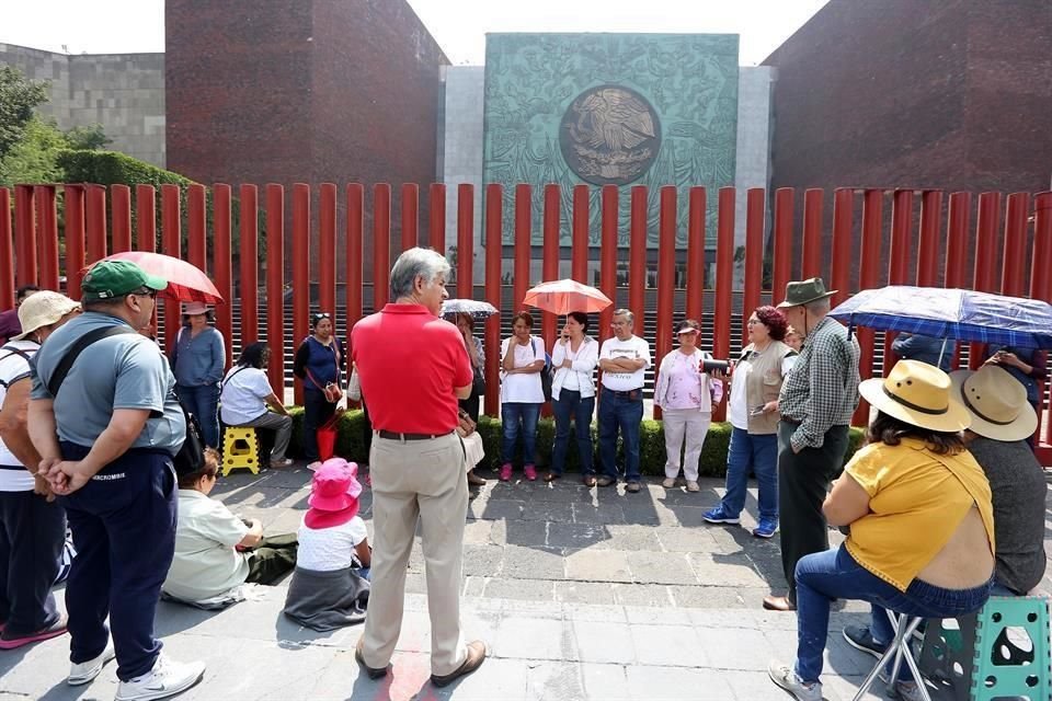 Aunque muchos asistentes conocen la Cámara de Diputados por fuera, pocos habían puesto atención en que los tres cuerpos que constituyen la entrada, forman la bandera de México.