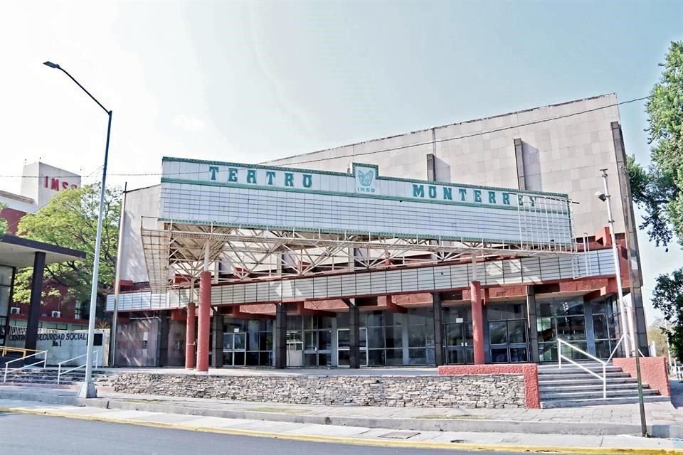 El Teatro Monterrey del Seguro Social, en la Avenida Constitución, dejó de operar hace cuatro años.