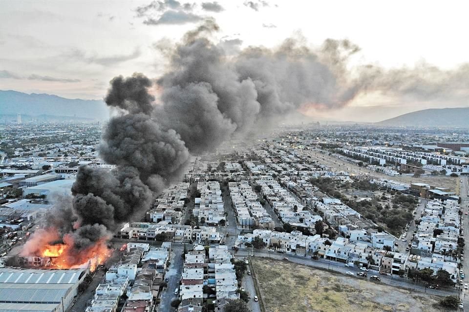 La columna de humo por el incendio en San Nicolás se extendió varios kilómetros y fue visible desde diferentes puntos del área metropolitana. 