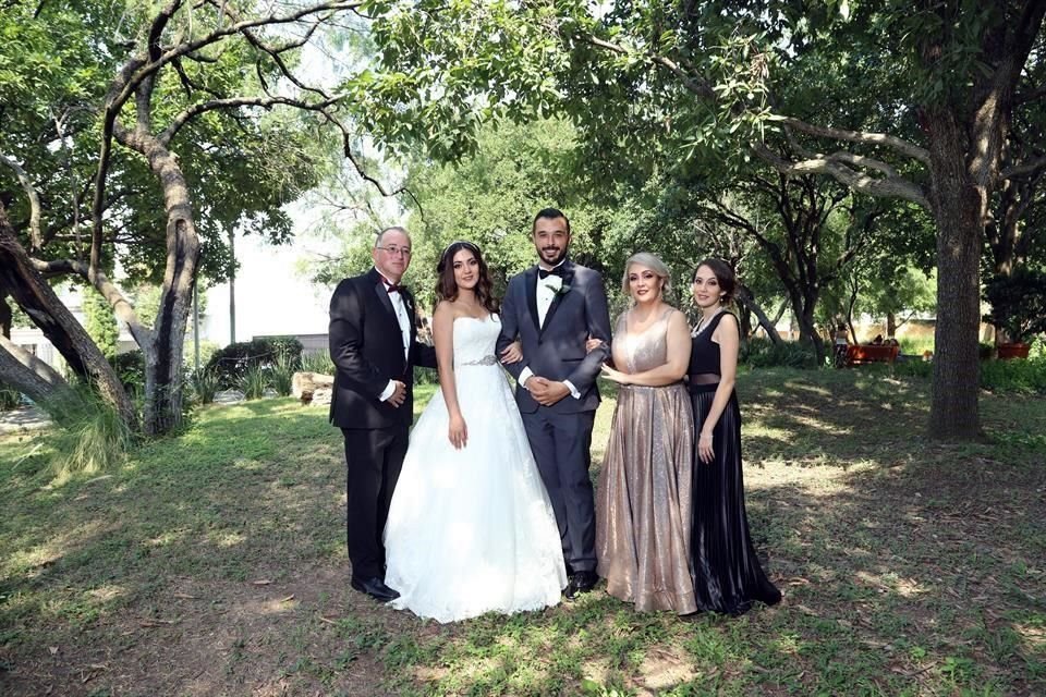 FAMILIA DE LA NOVIA Héctor Estrada Franco, Anna Karen Chapoy Montiel, Raúl Adrián Gómez Nerio, Carola Miroslava Montiel de Estrada y Carola Joanna Chapoy Montiel