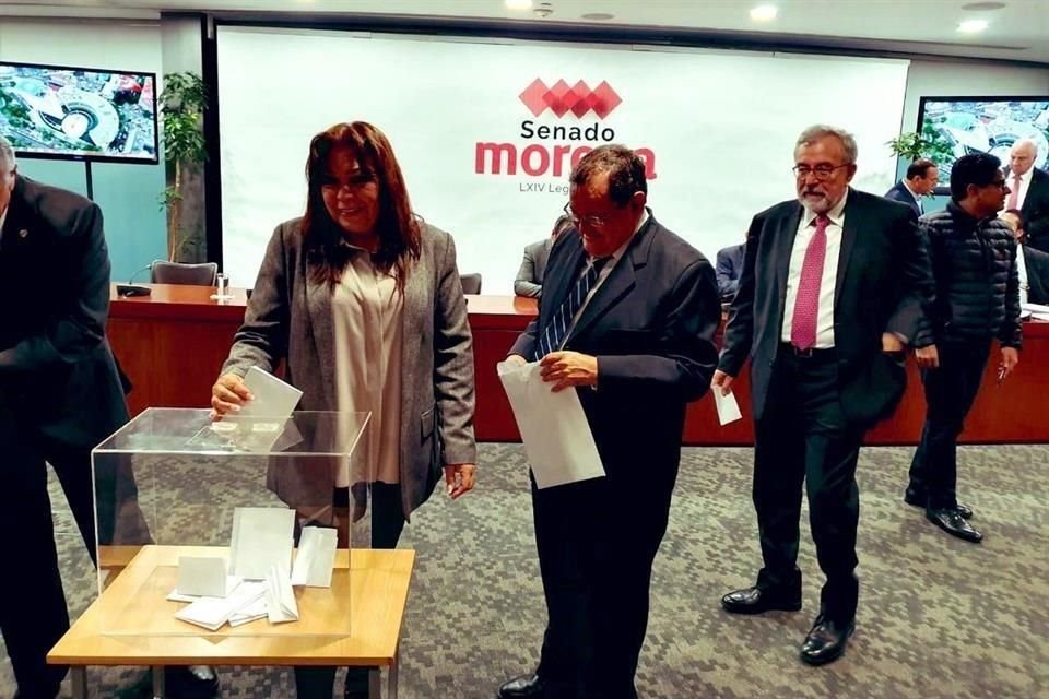 En la votación se eligió a a Mónica Fernández como presidenta de la Mesa Directiva.