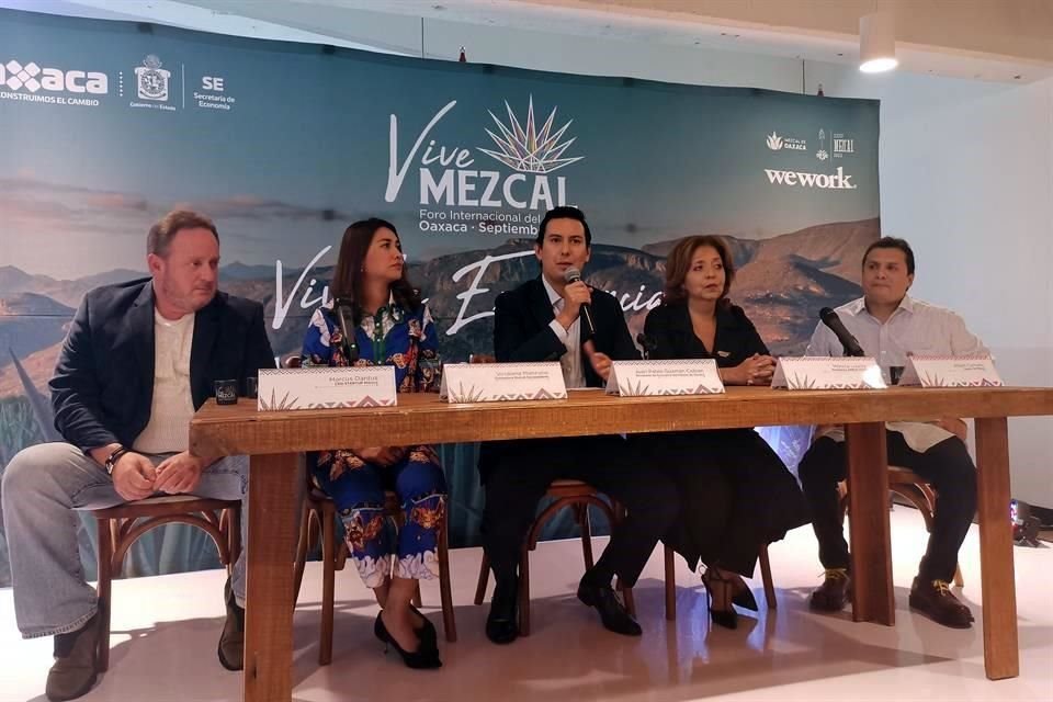 El Secretario de Economía de Oaxaca (centro) presentó el evento Vive Mezcal 2019.