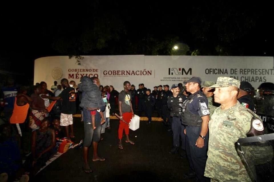 El Presidente dijo que sin violar Derechos Humanos de migrantes, el Gobierno cuida que no haya anarquía ni desorden.