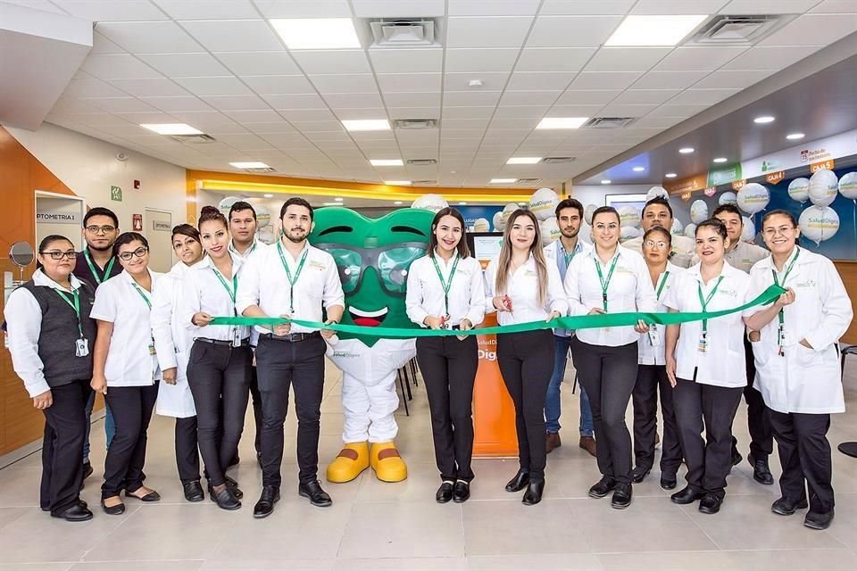 Equipo de profesionales de la salud listo para servir a más familias regias.