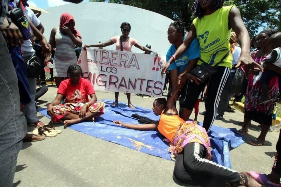Una mujer se desmayó durante la manifestación, por lo que fue hospitalizada.