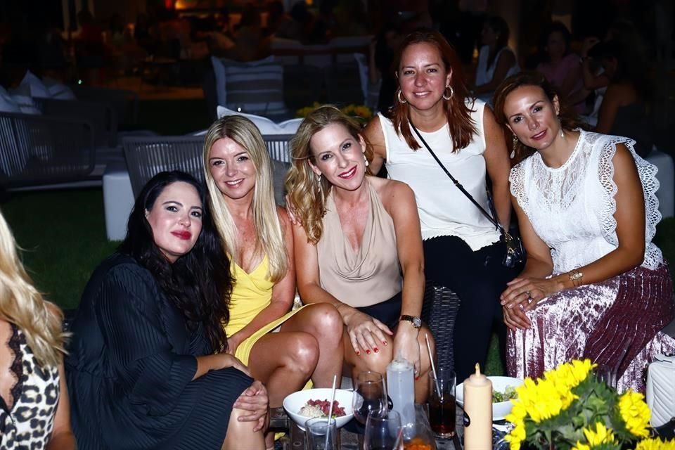 Silvia Elizondo de Villaseñor, Luly Fuentes de Gómez, Melisa Garza de González, Lore Vega de Villarreal y Mónica García de Ramonfaur