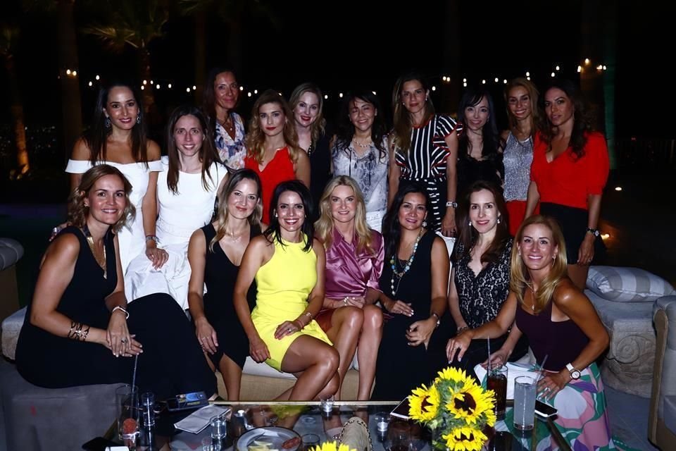 ARRIBA. Brenda Flores de Martínez, Brenda Gutiérrez de Chapa, Claudia Ballí de Leal, Maru Reyes de Cortez, Daniela Benavides de Flores, Giselle Rojas de Silverman, Eve Zaid de García, Vero Yturria, Da