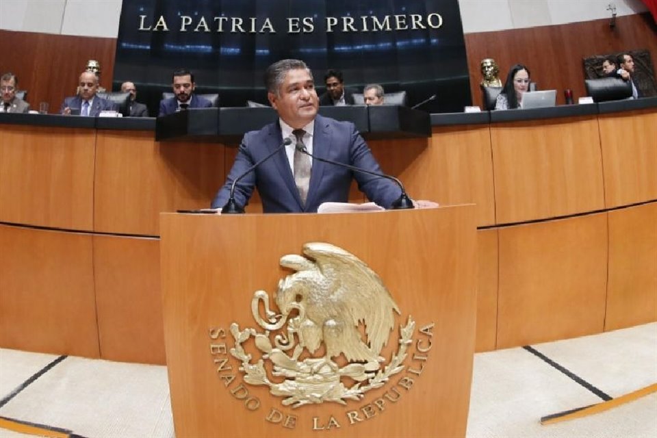 El punto de acuerdo proviene de una propuesta presentada por el Senador panista Víctor Fuentes.