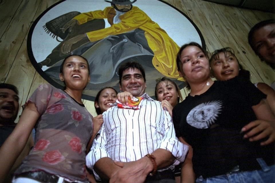Después se desempeñó como bajista del grupo Arcaico.