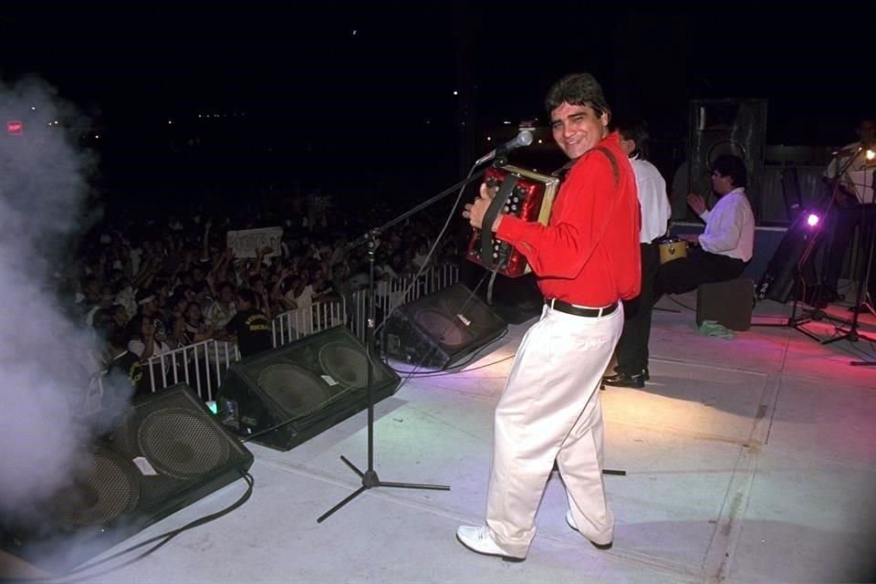 Entre los 15 y 16 años dio sus primeros pasos en la música.