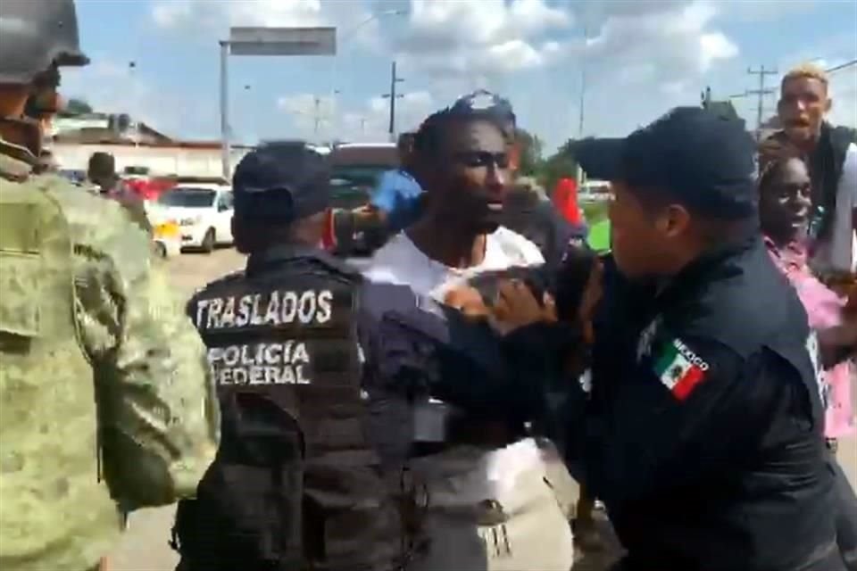Los migrantes fueron desalojados por agentes federales en Tapachula.