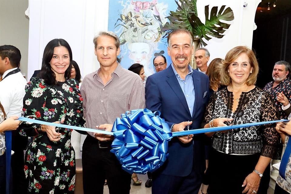 Norma González de Margáin, Ricardo Margáin, Daniel Villarreal y Paulina Garza de Villarreal hicieron el corte de listón con el que quedó inaugurada la discoteca MINX.