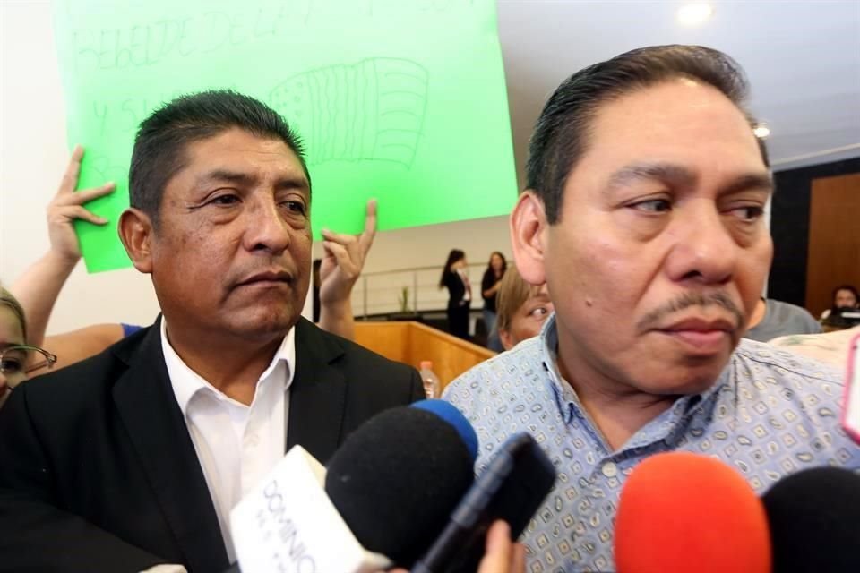 Javier López (izq.), ex integrante de Los Vallenatos de la Cumbia, y Paco Silva, de la Tropa Colombiana asistieron al funeral en Gayosso Capillas Marianas.