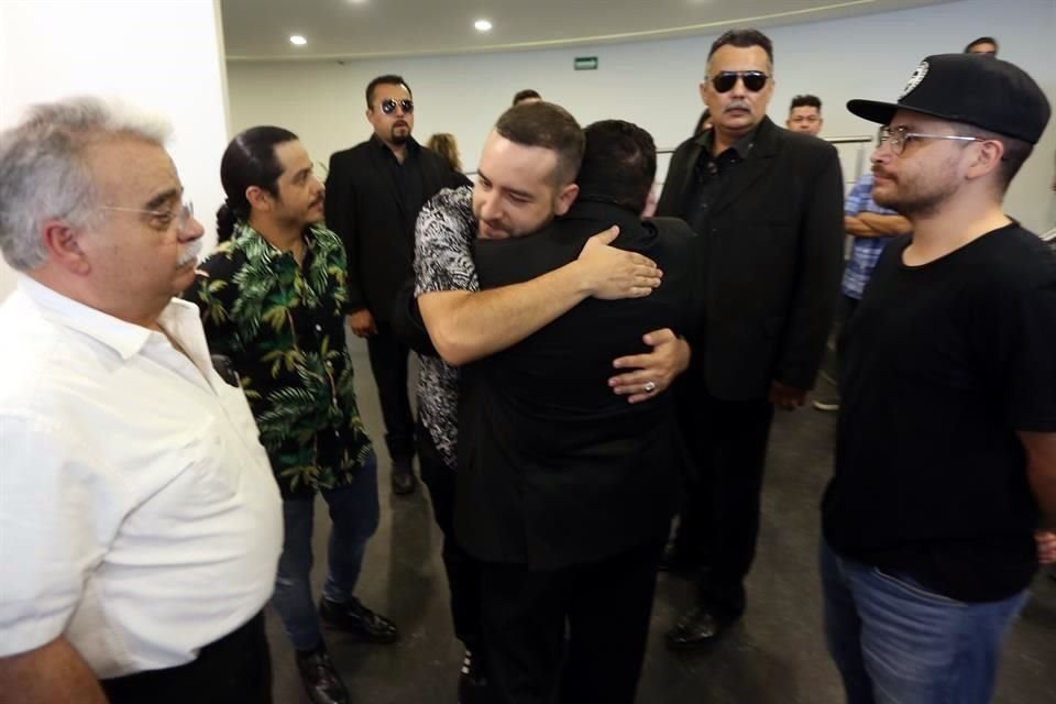 Federico Caballero ofreció sus condolencias a Alejandro Zea, así como al hermano de Celso, Jorge (camisa blanca) y a los hijos del artista.