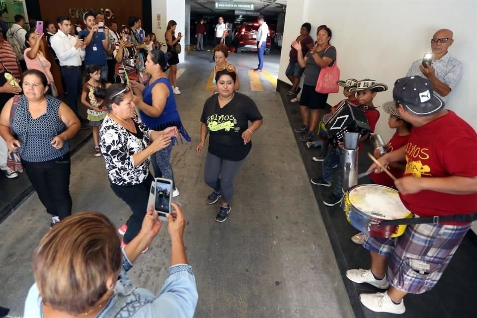 Con música y porras, los fanáticos de Celso Piña reunidos afuera de Gayosso Capillas Marianas armaron un ambiente festivo.
