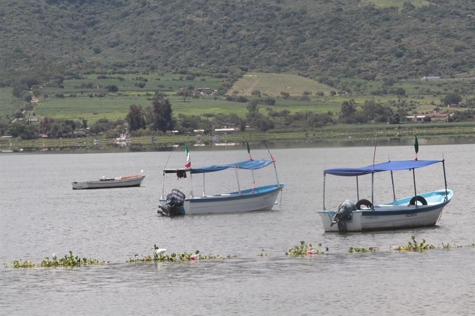 Las embarcaciones que están en la Laguna de Cajititlán son de turismo.