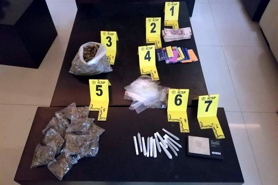 Los elementos de la Agencia Estatal de Investigaciones aseguraron en el inmueble mariguana lista para su venta en dosis, una báscula, el dinero, así como tarjetas bancarias y licencias de conducir.