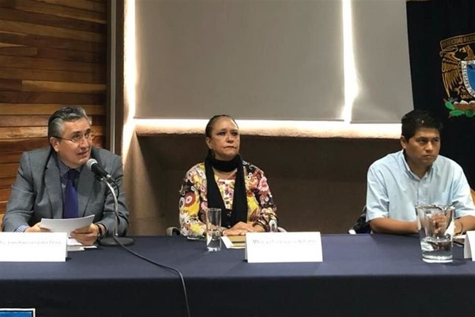 Luis Raúl González, titular de la CNDH; Leticia Cano, directora de la Escuela Nacional de Trabajo Social-UNAM, y Wilfrido Hernández Jarquín, integrante del Frente Indígena y Campesino.