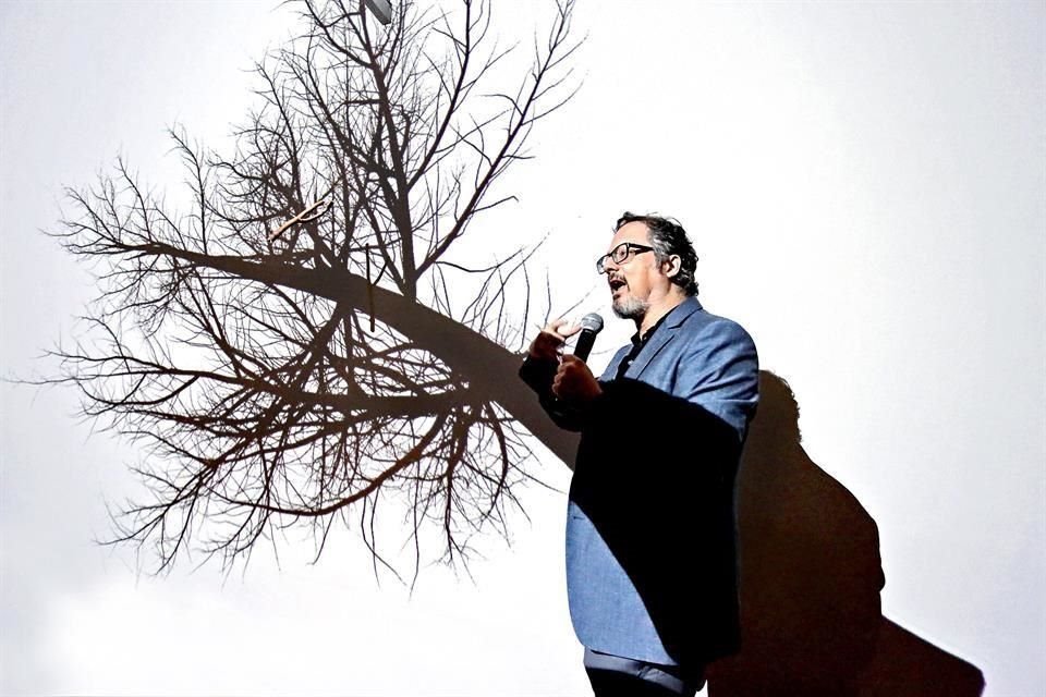 Rafael Lozano-Hemmer reflexiona sobre la representación de la realidad en su obra 'Bifurcación', que forma parte de la expo en Marco.