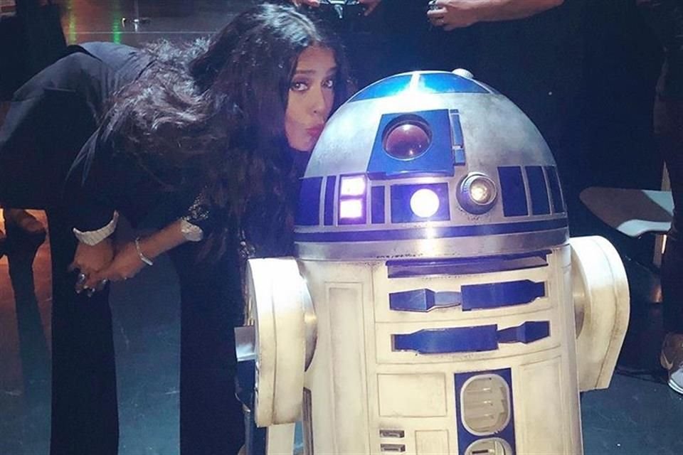 Salma Hayek con R2-D2, en la D23.