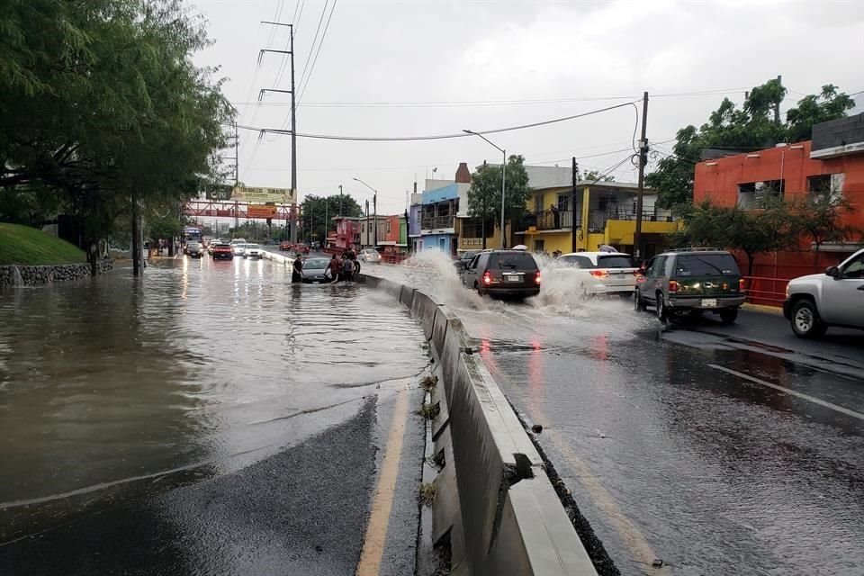 La Avenida Morones Prieto fue cerrada por la formación de una macrolaguna.