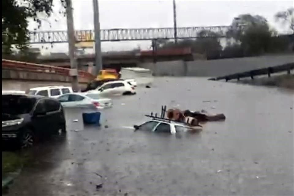 Los vehículos fueron tapados por el agua en la Avenida Fidel Velázquez.