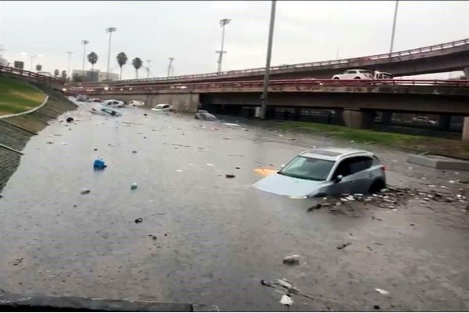 Una veintena de autos quedaron varados bajo el puente de Fidel Velázquez.