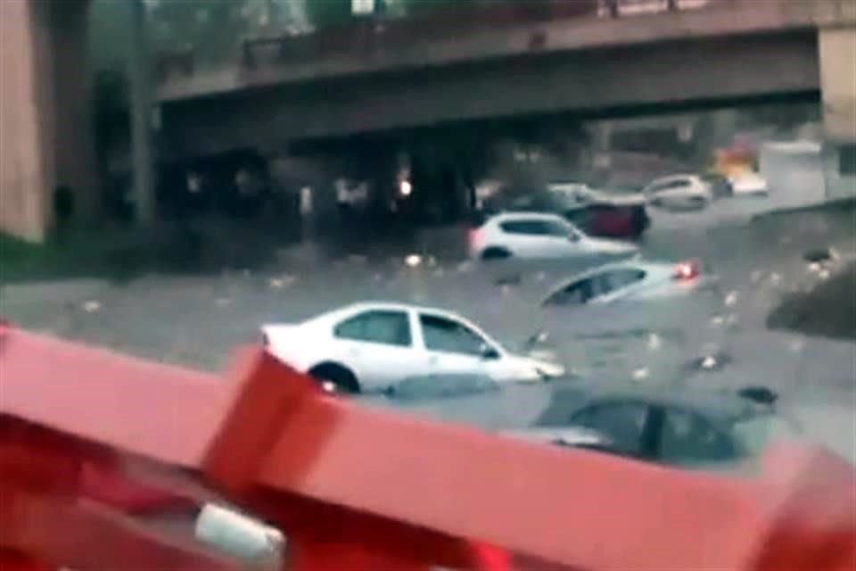 Los vehículos fueron arrastrados por el agua.