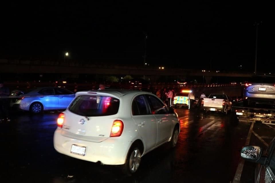 Ambos sentidos del complejo vial Barragán, Fidel Velázquez fueron abiertos  después de retirar los vehículos varados.