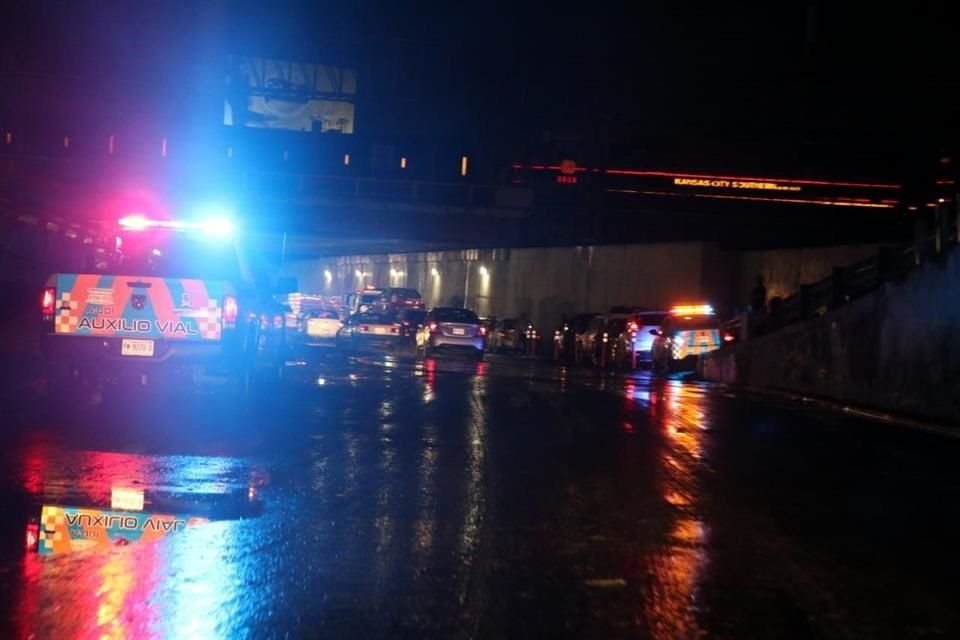 Ambos sentidos del complejo vial Barragán, Fidel Velázquez fueron abiertos  después de retirar los vehículos varados.