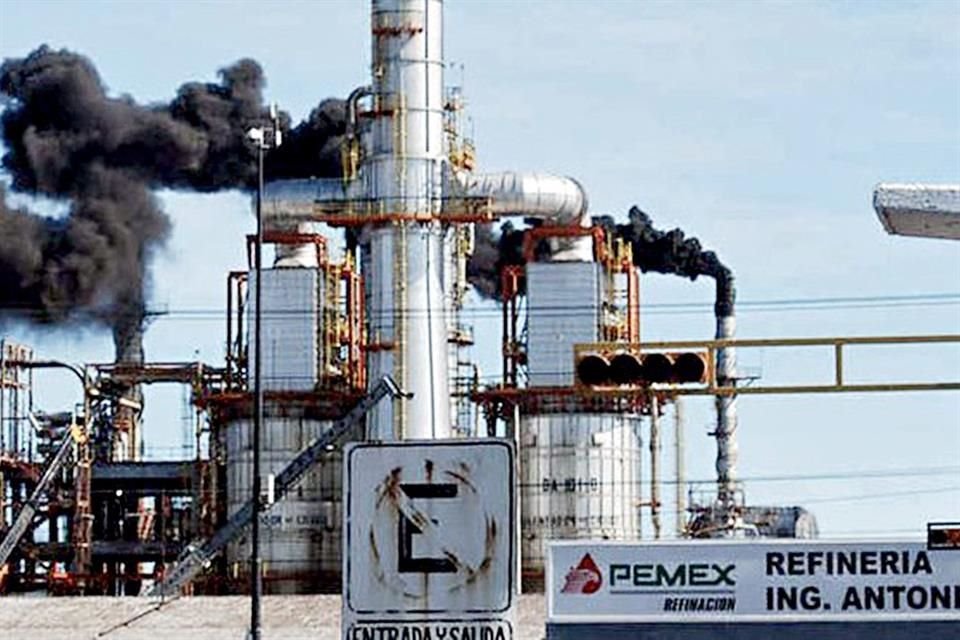 Mientras refinerías en México produces misma cantidad de combustóleo que de gasolinas, en EU la producción de dicho energético es de 1.5 %.