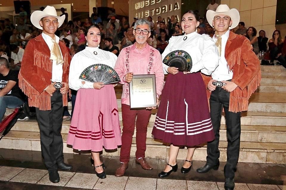 El homenaje al maestro Jaime Guerrero se realizó anoche en la explanada del Museo de Historia Mexicana.