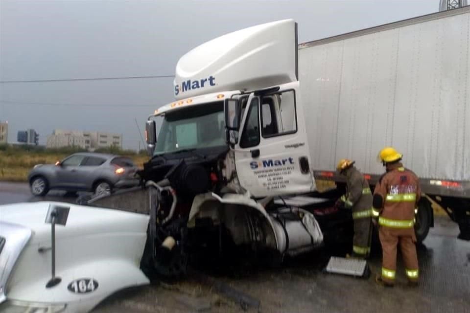 Al lugar se movilizaron elementos de Bomberos y de Tránsito municipal, quienes localizaron el tractocamión con caja de la empresa Smart.