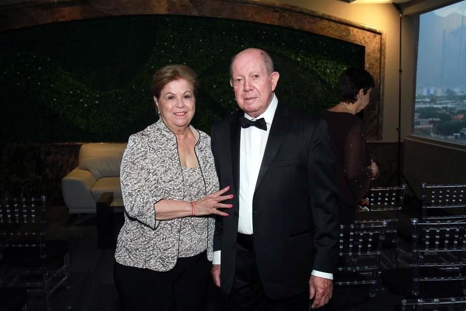 Elva de Salinas y Enrique Salinas
