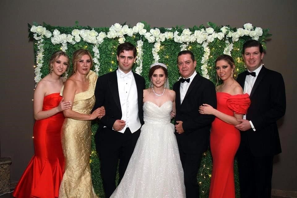 Nathalia Salinas Saldaña, Esther Saldaña de Salinas, Rafael Salinas Saldaña, Denisse Quijano Coronado, Rafael Salinas Pérez, Dania Salinas de Mendoza y Carlos Eduardo Mendoza Cano