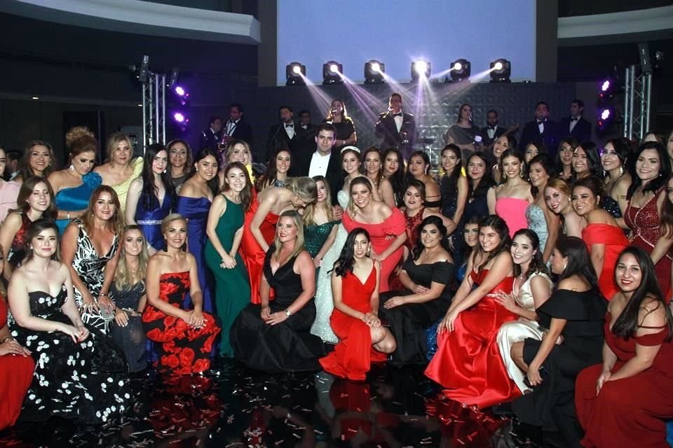 Denisse Quijano Coronado y Rafael Salinas Saldaña con amigas