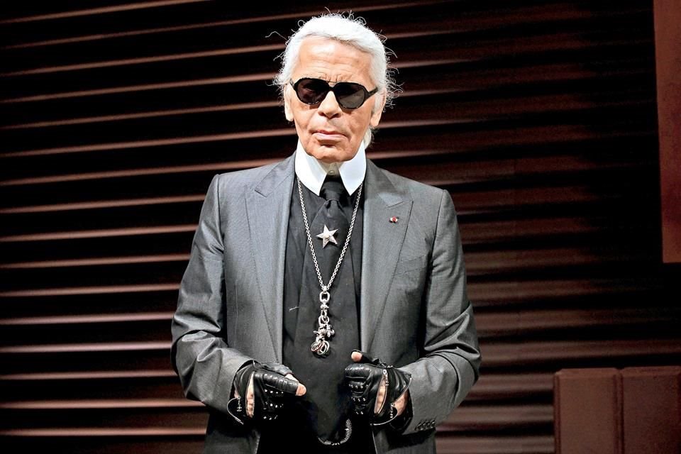 La periodista Raphaëlle Bacqué relata en su libro 'Kaiser Karl' que el famoso diseñador de Chanel manejó a voluntad con su biografía.
