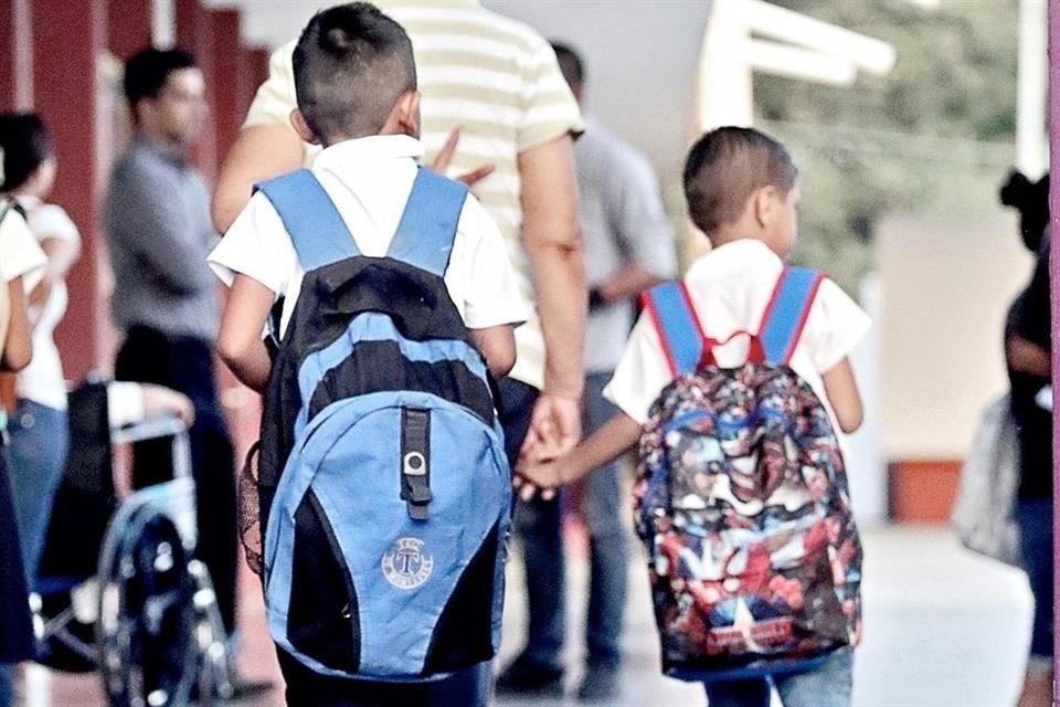 Una fuente estatal aclaró anoche que si algún colegio cita a clases hoy será bajo su propio riesgo, ya que se dio el día para inspeccionar instalaciones y prevenir accidentes.