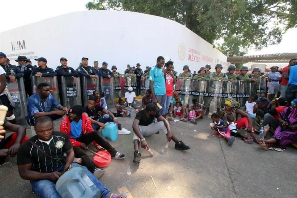 Migrantes africanos y haitianos cumplieron este lunes una semana de protestas en demanda de libre tránsito por el País.