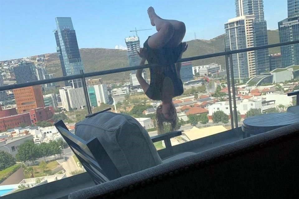 La foto difundida en redes no corresponde al día del accidente, ya que la vestimenta no es la misma, sin embargo, no se ha precisado cuándo fue tomada.