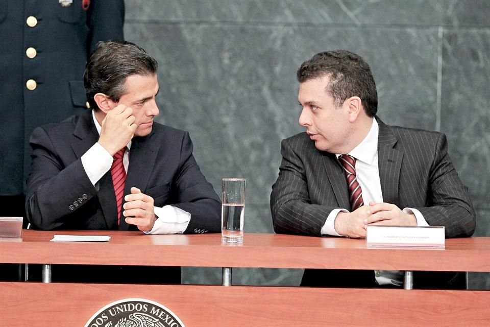 El ex Presidente Peña Nieto (izq.) y Humberto Castillejos.